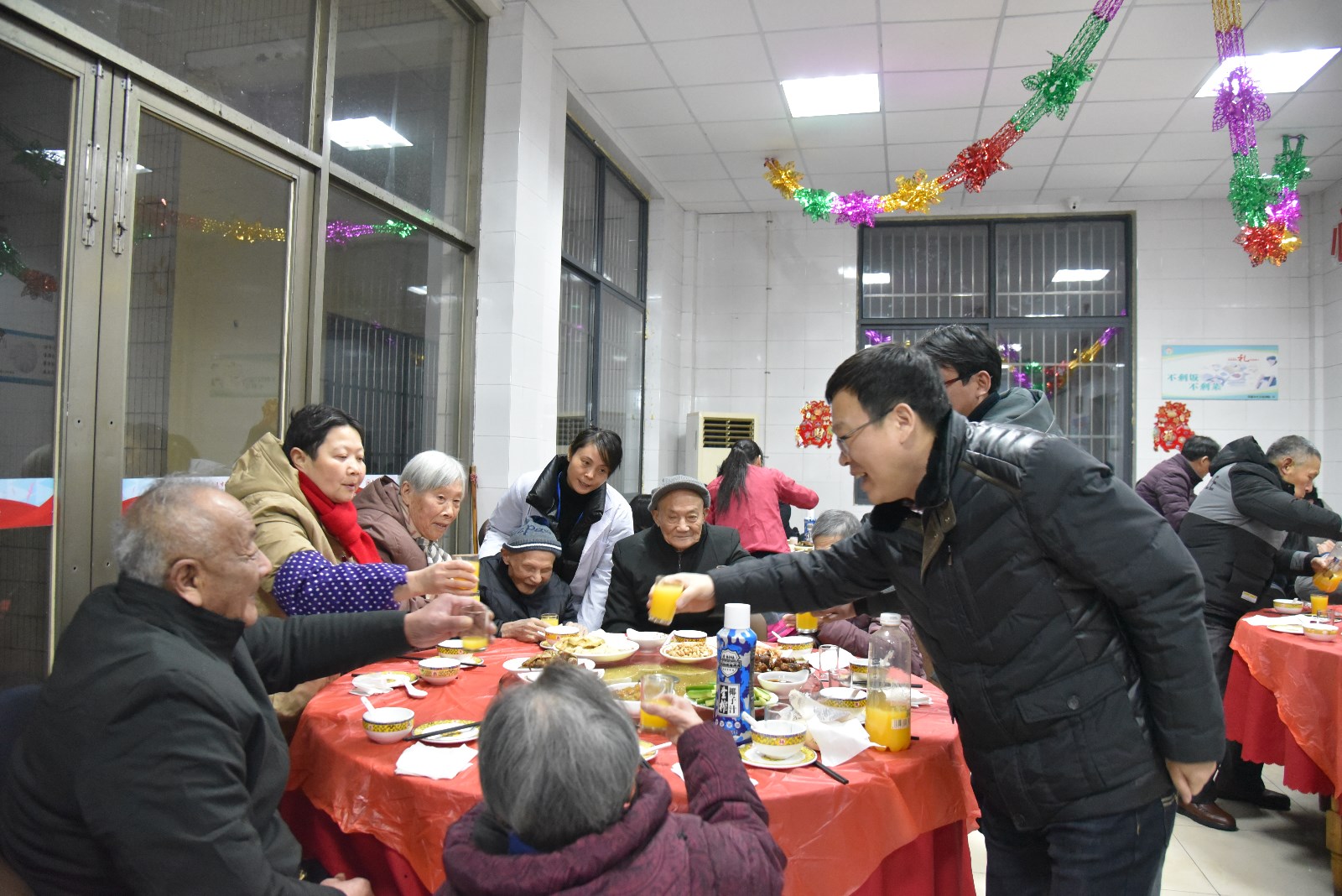 市福利院为院民置办年夜饭1.jpg