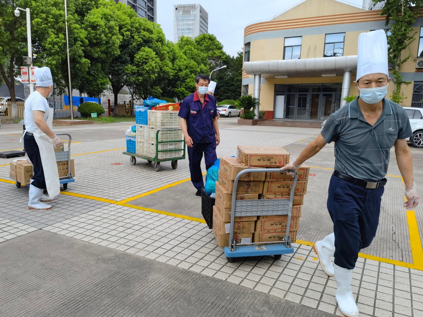 食堂物资无接触运输.jpg